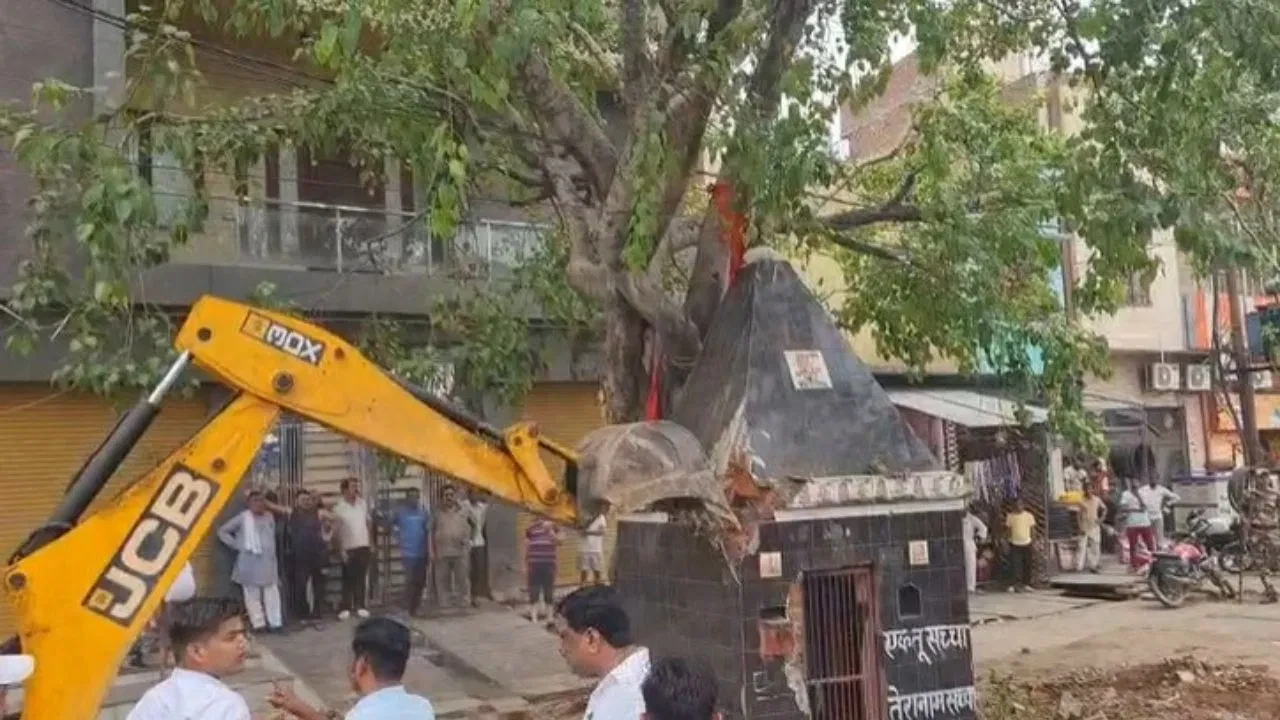 संभल में  अवैध धार्मिक स्थल और बरात घर पर गरजा बुलडोजर