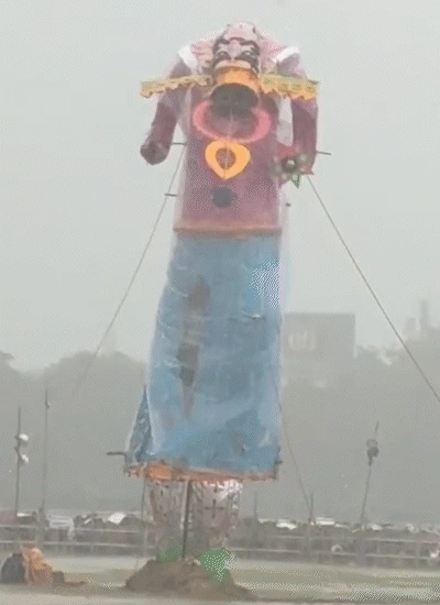 विजयादशमी: पटना में बारिश के बीच 80 फीट ऊँचे रावण का सिर टूटा