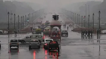 दिल्ली के कई इलाकों में बारिश से बदला मौसम, नोएडा में झमाझम बरसे बदरा