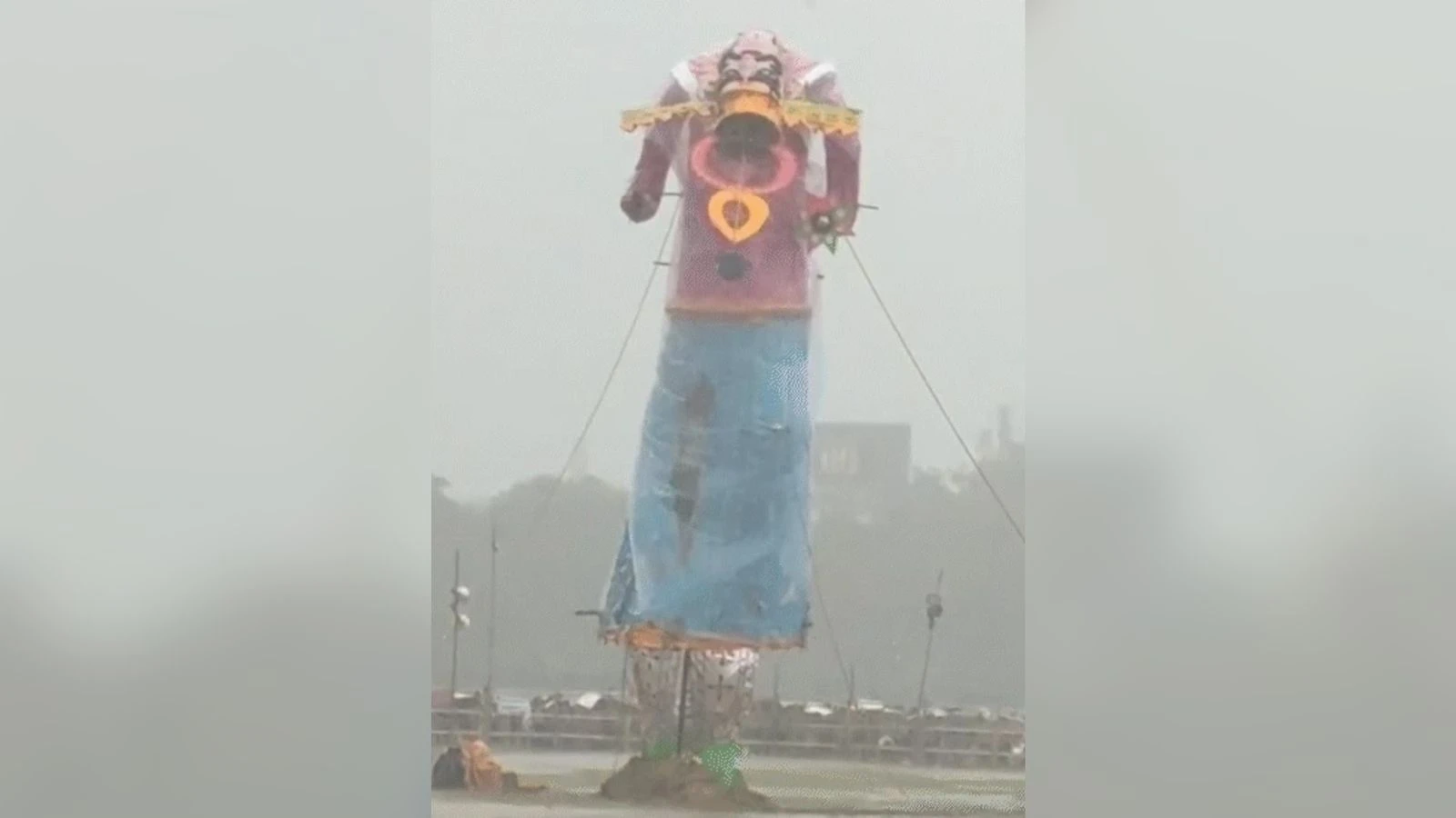 विजयादशमी: पटना में बारिश के बीच 80 फीट ऊँचे रावण का सिर टूटा