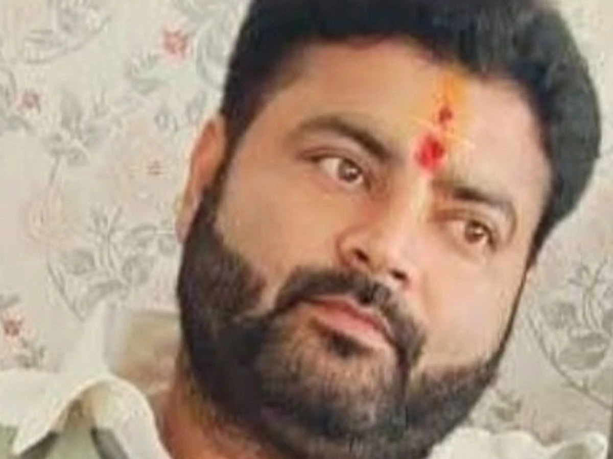 अयोध्या में पूर्व पार्षद आलोक सिंह पर दशहरे के दिन फायरिंग, हालत गंभीर