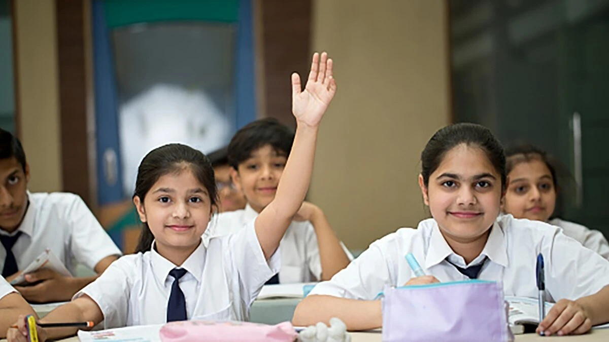 यूपी: दो दिन की छुट्टी के बाद बदले हुए समय से स्कूल पहुंचे बच्चे, अब ये है टाइमिंग