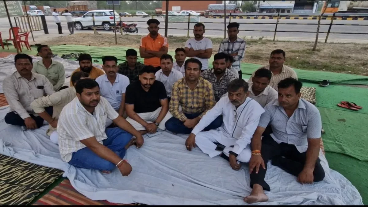 छपार टोल प्लाज़ा पर धरना 11वें दिन भी जारी, कर्मचारियों ने पंचायत की बात से किया इनकार