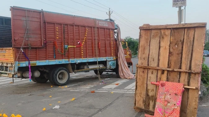 शाहबाद डेयरी में मूर्ति विसर्जन से लौटते श्रद्धालुओं से भरा ट्रक पलटा, युवक की मौत, 15 घायल