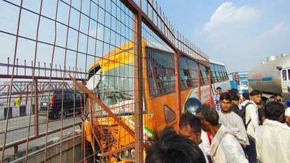 गंगा पुल पर बड़ा हादसा टला, रेलिंग से टकराकर लटकी रोडवेज बस, 16 यात्री बाल-बाल बचे