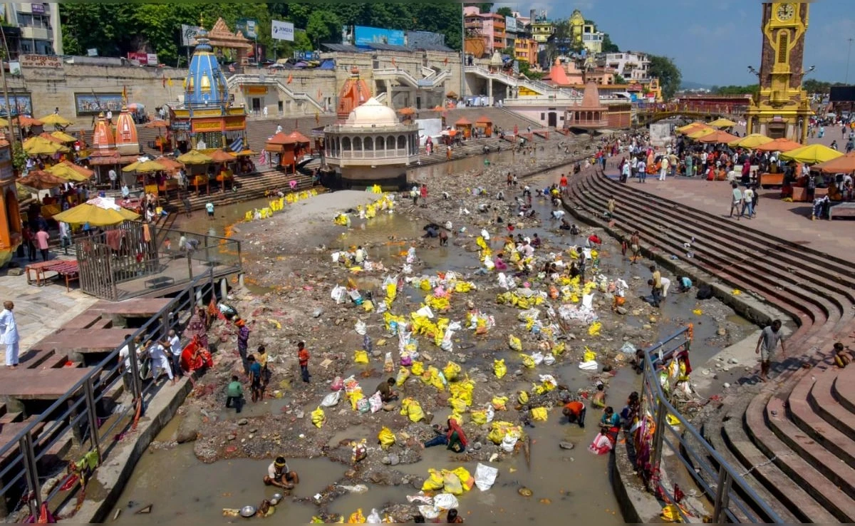 हरिद्वार: गंगा की वार्षिक बंदी में खजाने की खोज, घाटों पर जुटे लोग