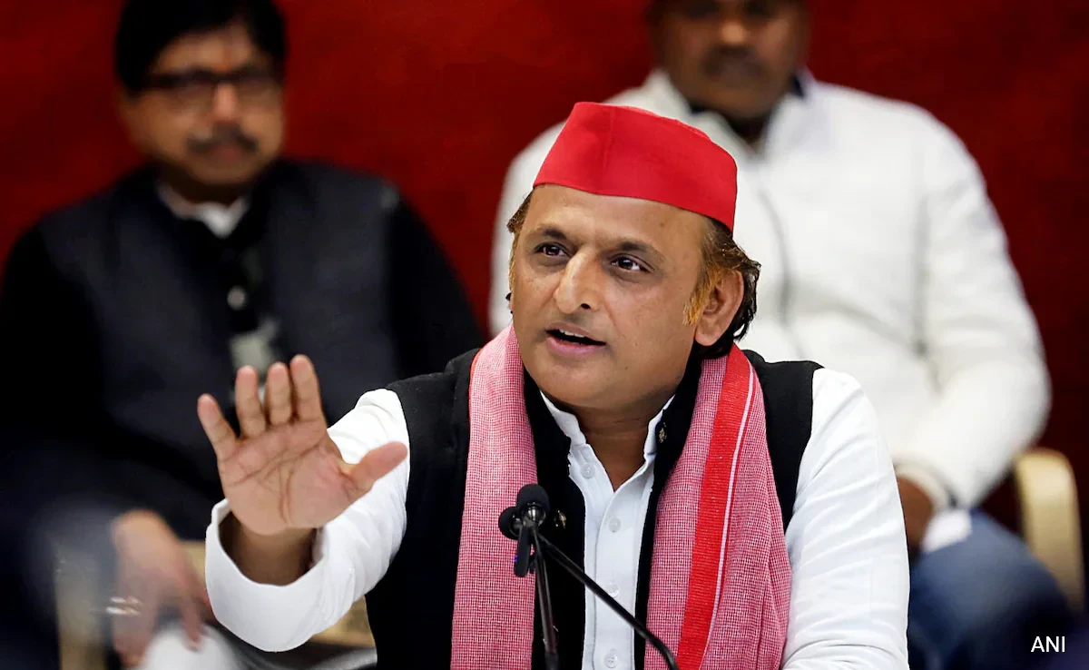 बरेली जाने से रोके गए सपा नेता, अखिलेश बोले- लोकतंत्र की हत्या कर रही सरकार