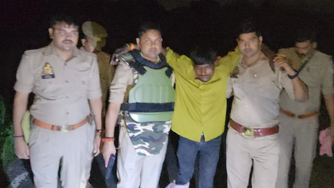 गाजीपुर पुलिस की बड़ी कार्रवाई: 25 हजार का इनामी नकबजन मुठभेड़ में घायल