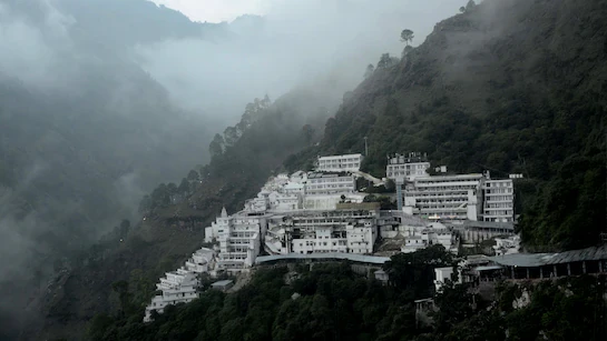 माता वैष्णो देवी यात्रा पर मौसम का साया, तीन दिन के लिए बंद