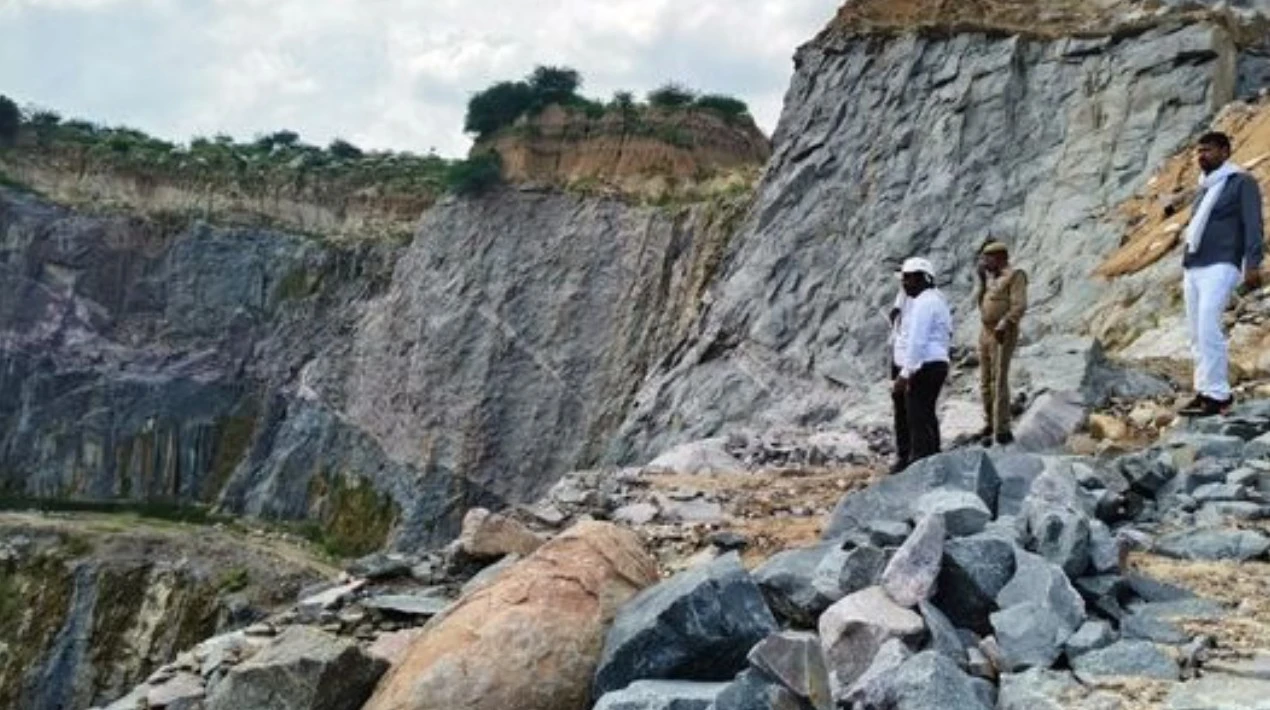 काली कमाई खपाने को जीएसटी अफसरों का पैंतरा: रॉयल्टी बढ़ाकर खरीदे पहाड़