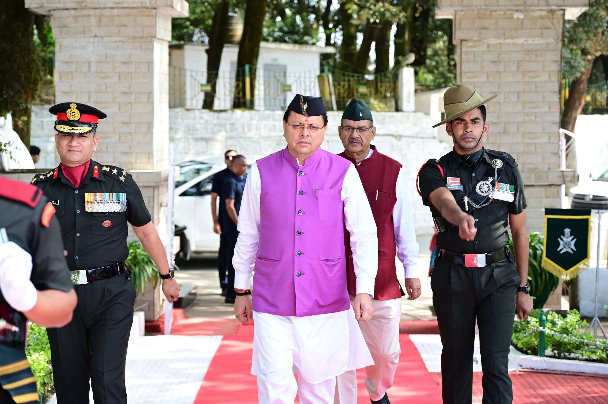 सीएम धामी ने लैंसडौन में शहीद परिवारों को सम्मानित किया