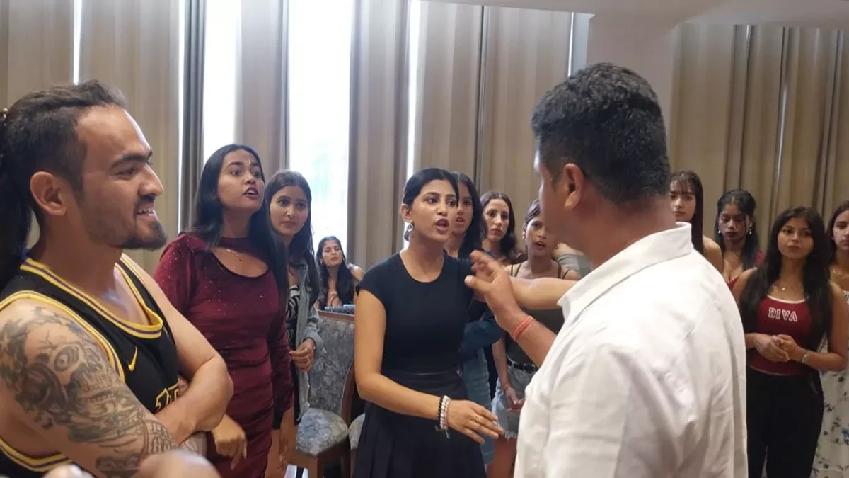 ऋषिकेश में रैंप वॉक विवाद: हिंदू संगठन ने किया विरोध, युवतियों और कार्यकर्ताओं में नोकझोंक