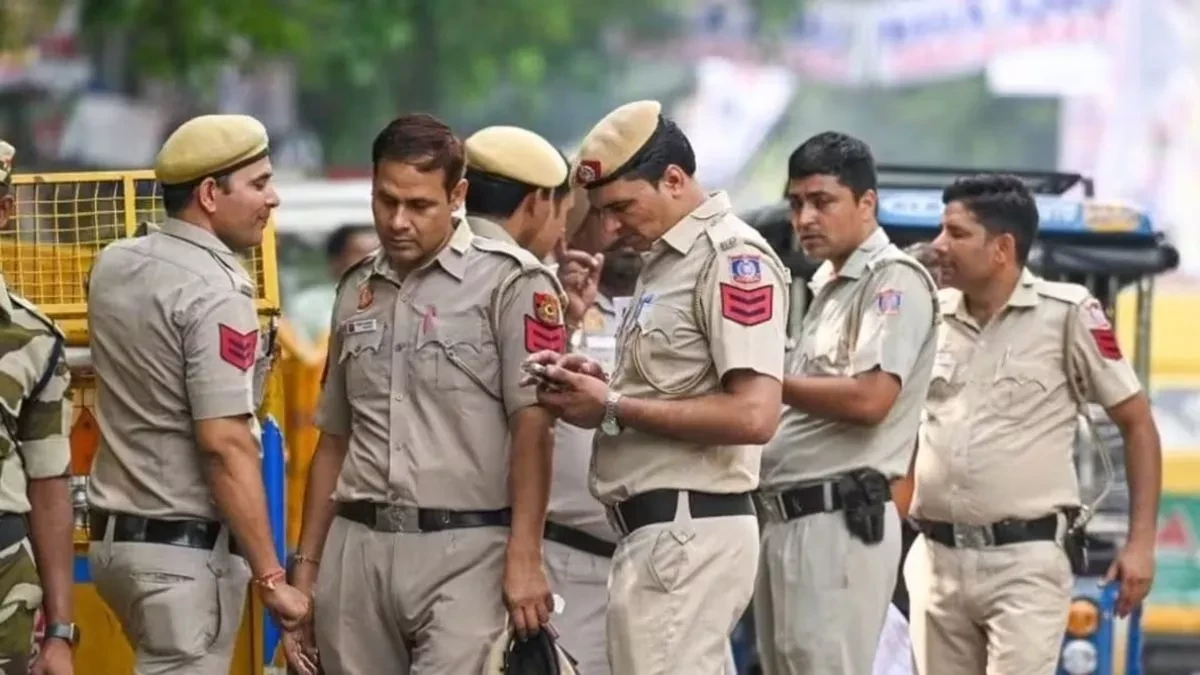 दिल्ली: द्वारका सेक्टर-16 बी में सोसायटी के बेसमेंट में धमाका, कई वाहन क्षतिग्रस्त
