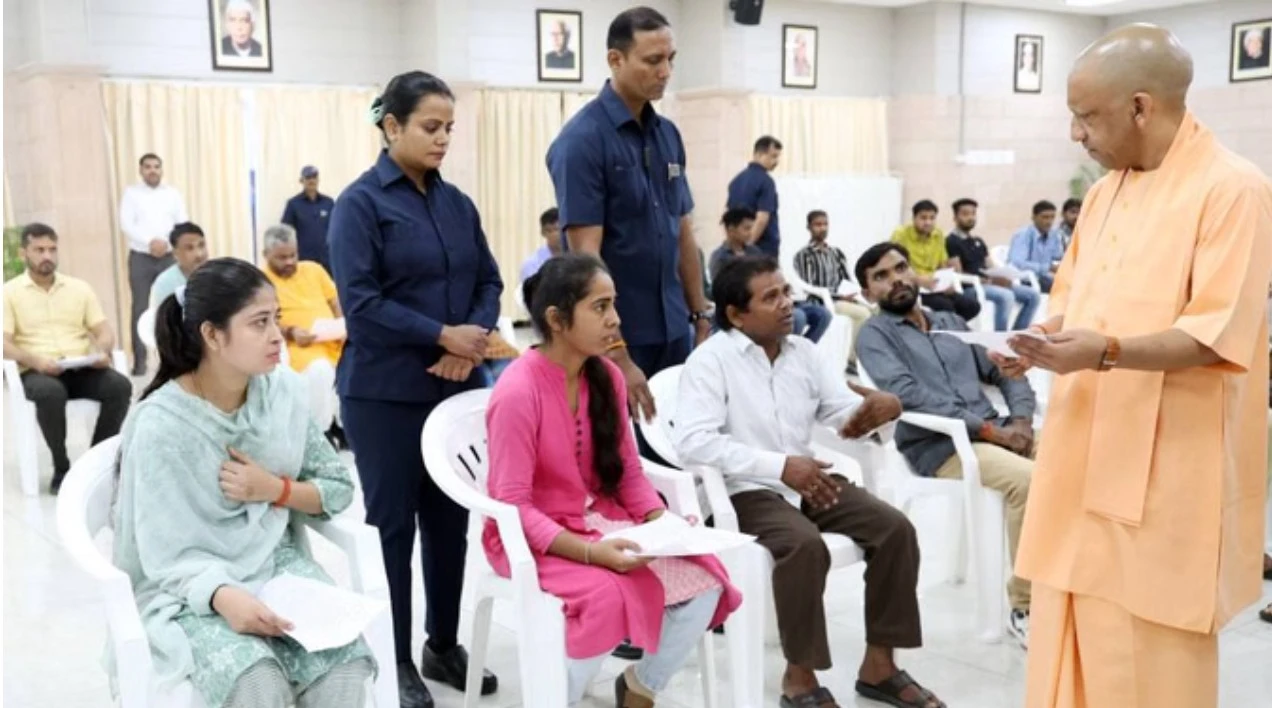 जनता दर्शन: सीएम योगी ने सुनी प्रदेशवासियों की समस्याएं, अधिकारियों को शीघ्र दिए समाधान के निर्देश