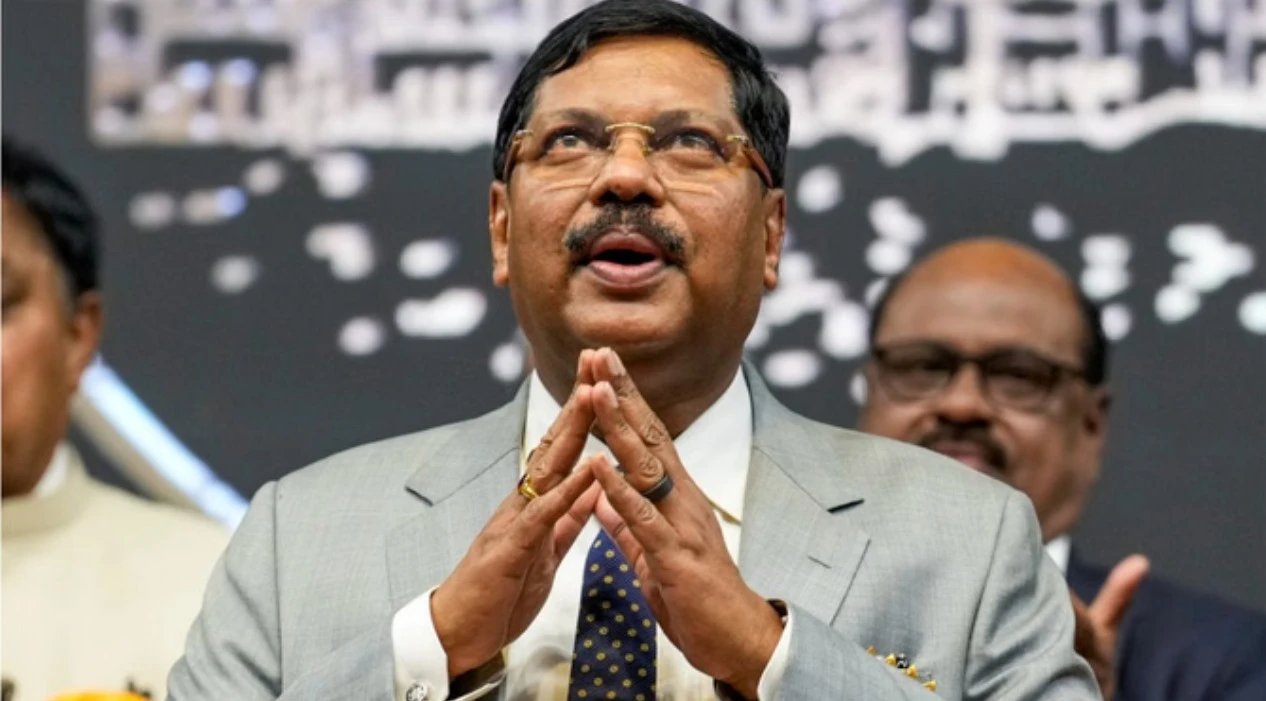 सुनवाई के दौरान वकील ने सीजेआई बीआर गवई पर जूता फेंकने की कोशिश, न्यायाधीश ने जताई नाराज़गी