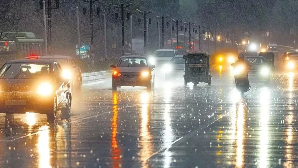 दिल्ली-एनसीआर में काले बादल, तेज हवाओं के साथ बारिश का मौसम