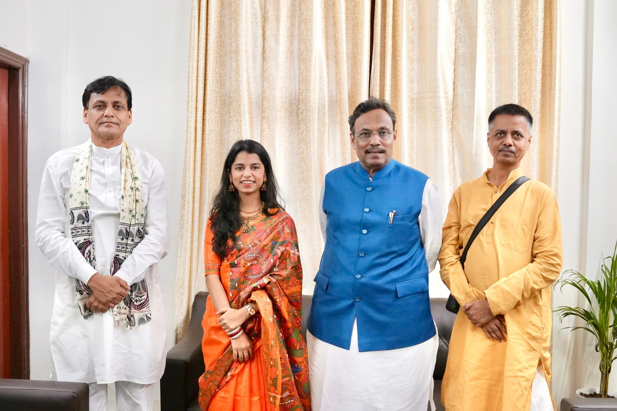 मैथिली ठाकुर की राजनीति में एंट्री? BJP नेताओं से मुलाकात के बाद अटकलें