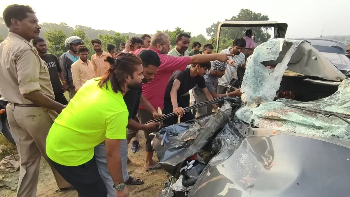 दिल्ली से बिजनौर लौटते समय हादसा: गंगनहर पुल पर कार-ट्रक टकराई, दो की मौत