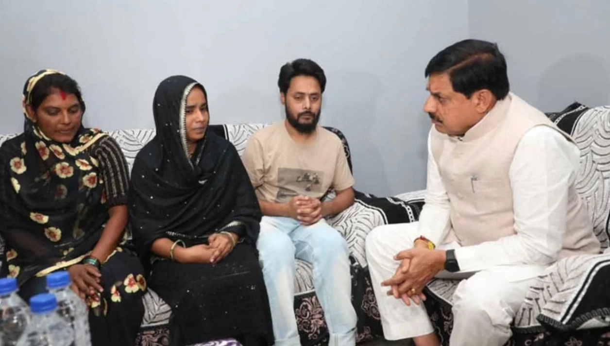सीएम ने छिंदवाड़ा कफ सिरप हादसे के बाद लिया सख्त निर्णय, अफसरों को निलंबित किया