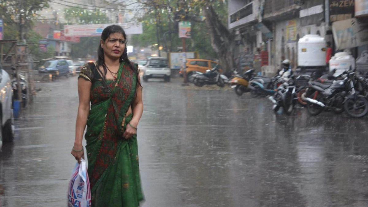उत्तर प्रदेश में मौसम ने ली करवट, कई जिलों में झमाझम बारिश के साथ गिरे ओले