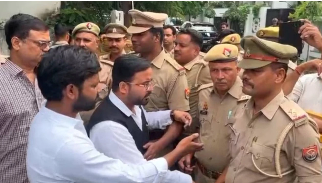 बरेली जाने निकले आप नेताओं को पुलिस ने रोका, लखनऊ दफ्तर के बाहर हंगामा