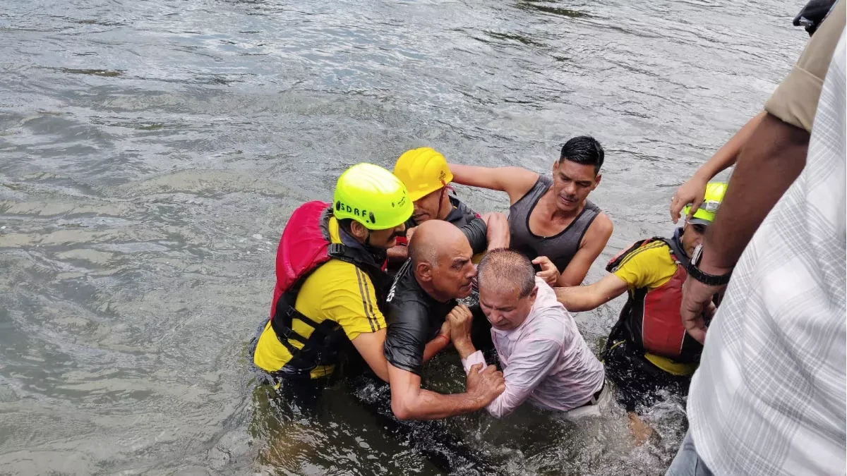 चौखुटिया में स्वास्थ्य सेवाओं को लेकर उबाल, आंदोलनकारियों ने रामगंगा में उतरकर किया जल सत्याग्रह