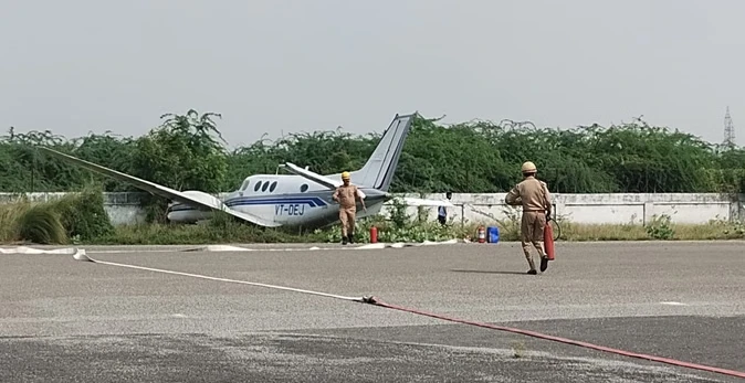फर्रुखाबाद में बड़ा हादसा टला, रनवे से फिसलकर झाड़ियों में जा पहुंचा मिनी जेट