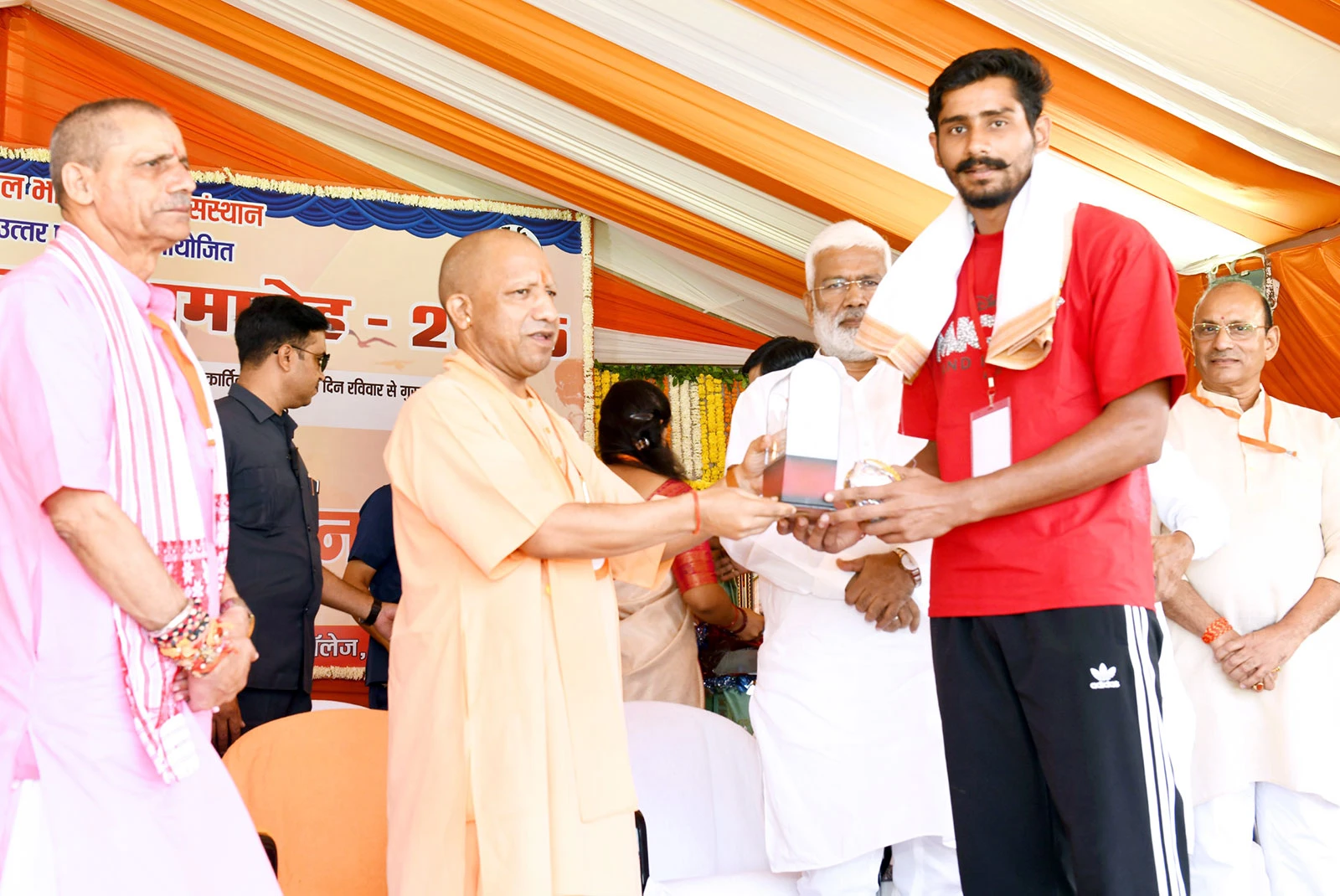 झांसी में योगी आदित्यनाथ का वादा: पदक विजेताओं को यूपी सरकार देगी सीधी नौकरी