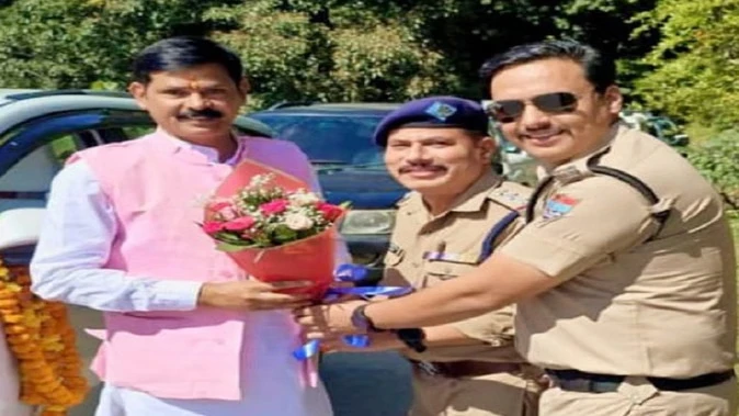बागेश्वर में भाजपा प्रदेश महामंत्री के स्वागत में पुलिस की तस्वीरें हुईं वायरल, विभागीय जांच के आदेश