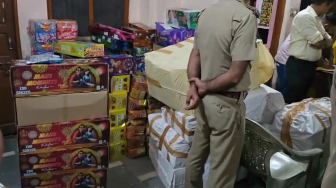 हरिद्वार प्रशासन ने अवैध पटाखा कारोबारियों पर चलाया शिकंजा, बड़ी मात्रा में पटाखे बरामद