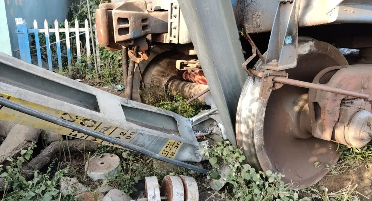 चंदौसी में मालगाड़ी डिब्बा पटरी से उतरा, रेलवे अधिकारियों में अलर्ट