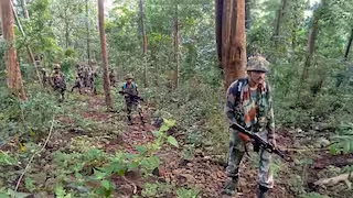 सारंडा जंगल में नक्सलियों का आईईडी धमाका, सीआरपीएफ अधिकारी घायल