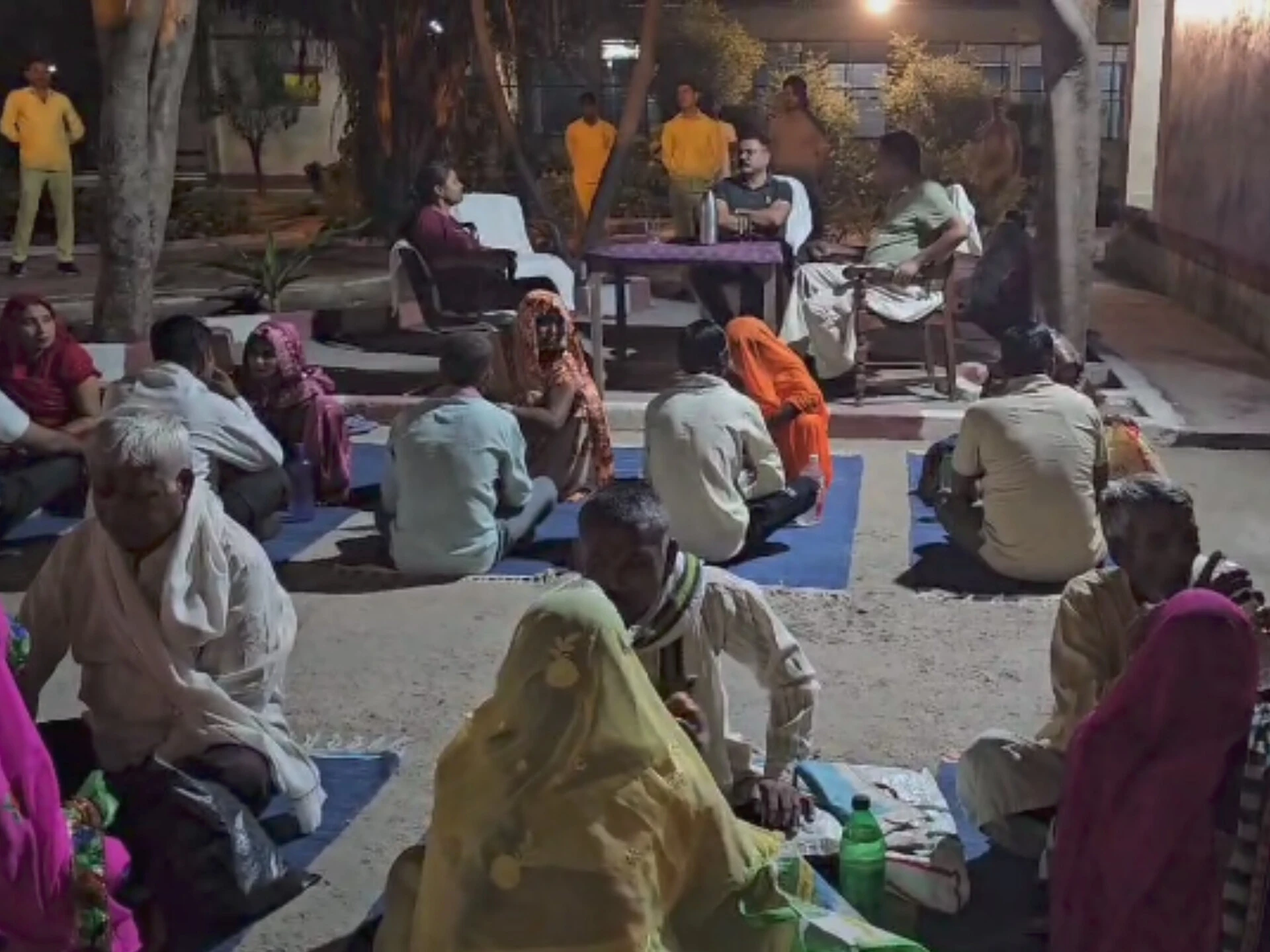 बाराबंकी जेल में महिला बंदियों ने मनाया करवा चौथ, सलाखों के बीच भी दिखा उत्सव