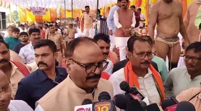 संविधान पर सियासत: डिप्टी सीएम बोले– सपा सरकार में मीडिया और न्यायपालिका पर हमले हुए