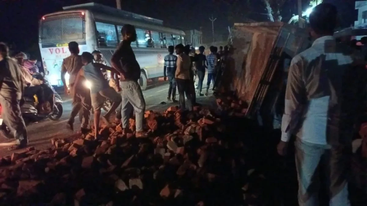 मुजफ्फरपुर में भीषण सड़क हादसा: ट्रैक्टर से टकराई पिकअप, चार की मौत, तीन घायल
