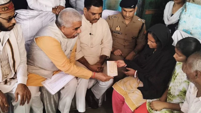 मॉब लिंचिंग: हरिओम वाल्मीकि परिवार से मिले मंत्री, सरकार ने दी 14 लाख रुपये की सहायता