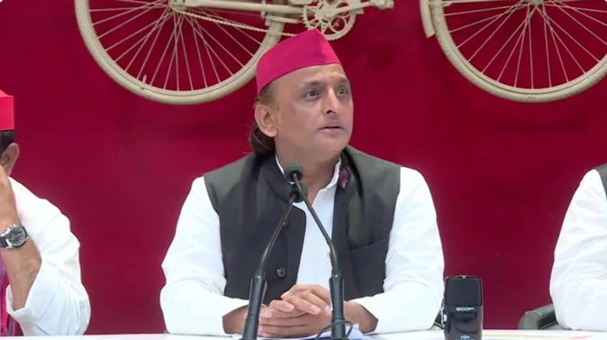 जयप्रकाश नारायण जयंती: अखिलेश ने माल्यार्पण कर दी श्रद्धांजलि, कहा- हम उनके रास्ते पर चलेंगे