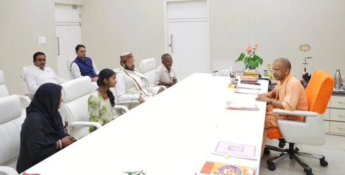 यूपी: सीएम योगी से मिलीं दलित हरिओम की पत्नी, मॉब लिंचिंग में हो गई थी मौत