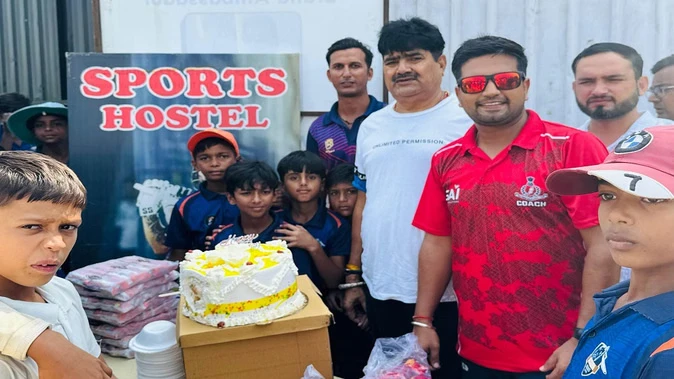 अलीगढ़ में रिंकू सिंह का जन्मदिन उत्साह के साथ मनाया गया, क्रिकेट प्रेमियों ने की केक कटिंग