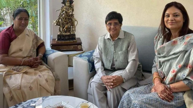 पूर्व आईपीएस अधिकारी किरण बेदी ने दिल्ली की सीएम रेखा गुप्ता से की मुलाकात