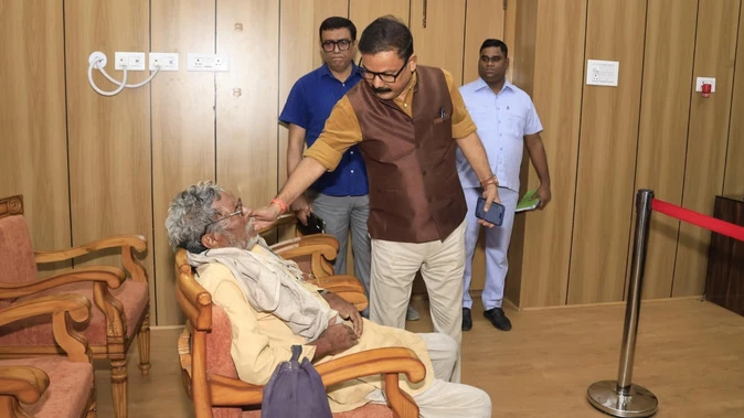 जनता दर्शन में बुजुर्ग की तबीयत बिगड़ी, डीएम ने तुरंत कराया उपचार