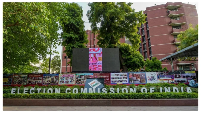 चुनाव से पहले ईसी ने सोशल मीडिया और विज्ञापन पर कसा कंट्रोल