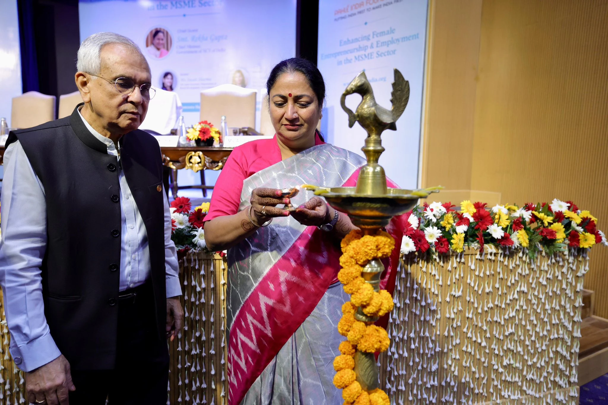दीपावली और छठ पर्व के लिए नई दिल्ली रेलवे स्टेशन पर यात्री सुविधा केंद्र का उद्घाटन