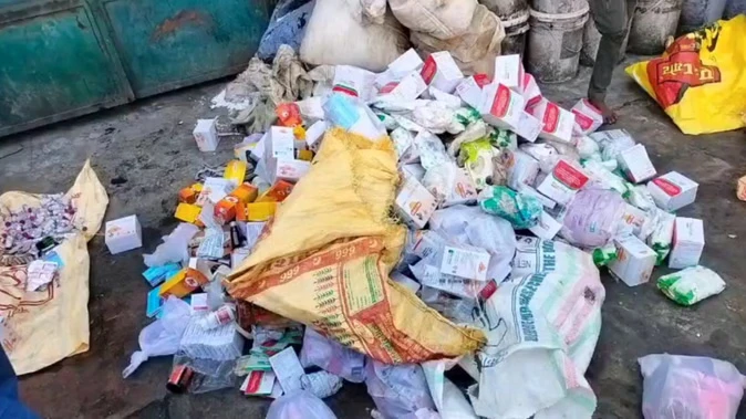 वरिष्ठ औषधि निरीक्षक अनीता भारती के नेतृत्व में अवैध दवाओं का भंडार जब्त