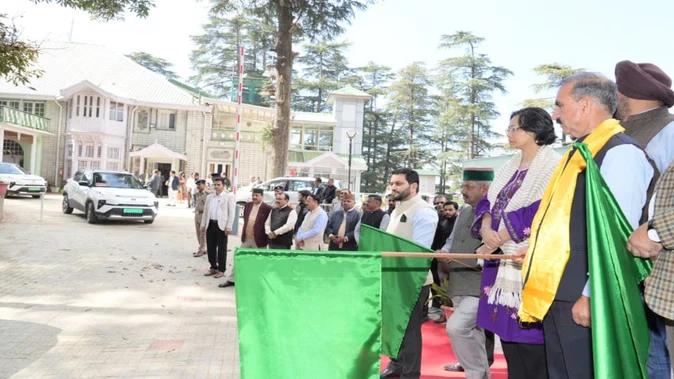 हिमाचल में ई-टैक्सी की शुरुआत, सीएम सुक्खू ने दिखाई 20 वाहनों को हरी झंडी