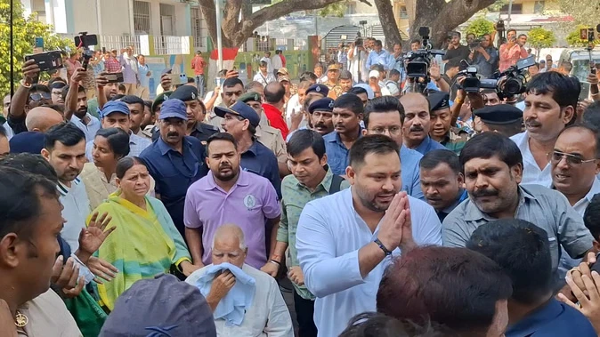 संभल : अवैध मस्जिद के बचे हिस्से को प्रशासन ने बुलडोजर से गिराया