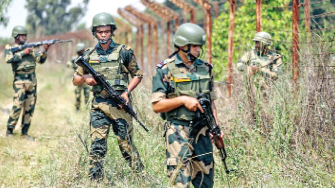 कुपवाड़ा मुठभेड़: दो आतंकवादी सेना ने मार गिराए, बड़ी मात्रा में हथियार बरामद