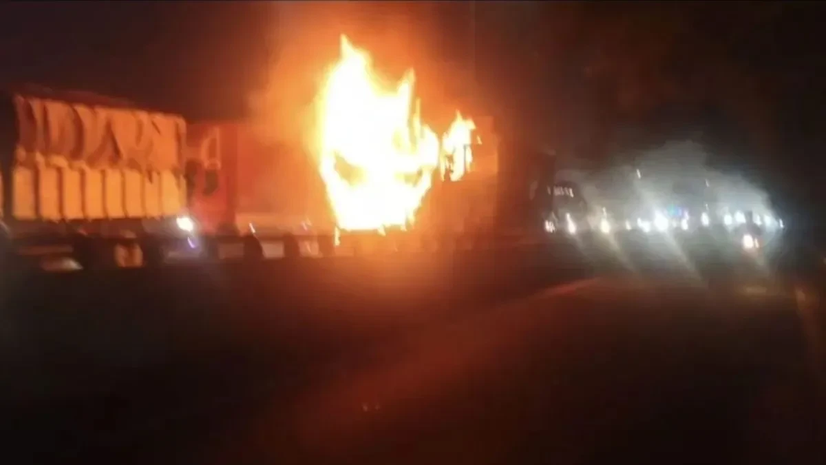 बाड़मेर में सड़क हादसा: ट्रेलर से टकराई स्कॉर्पियो, चार की जिंदा जलकर मौत