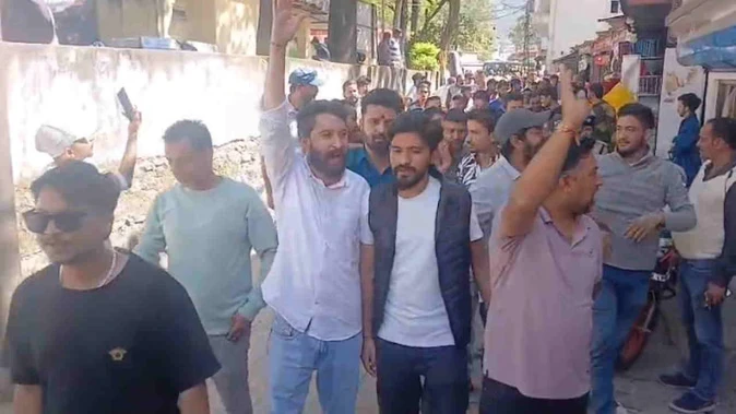 उत्तरकाशी: रेस्टोरेंट में रोटी पर थूकने का वीडियो वायरल, हिंदू संगठनों का प्रदर्शन
