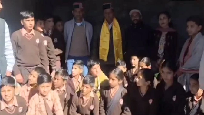 पांगी स्कूल: बच्चों को ठंड में बाहर देख मंत्री ने ताला तोड़कर कराया प्रवेश